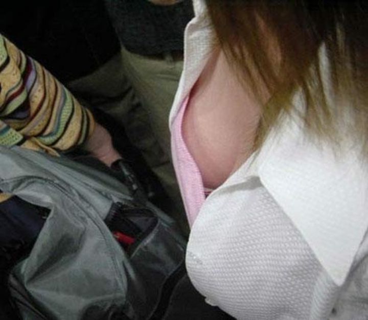 【胸チラ盗撮エロ画像】電車の中で谷間が丸見えの素人女性をこっそり激写するｗｗｗ-16