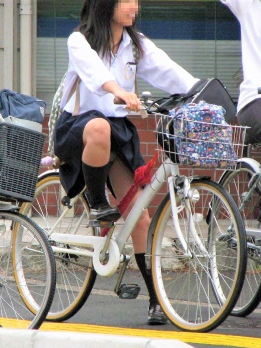 【自転車パンチラエロ画像】チャリに乗ってる女子校生やお姉さんが完全に油断してパンツがモロ見えｗｗｗ-01