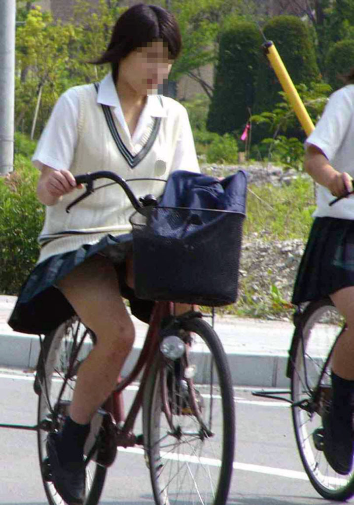 【自転車パンチラエロ画像】チャリに乗ってる女子校生やお姉さんが完全に油断してパンツがモロ見えｗｗｗ-02