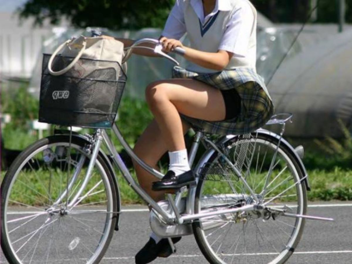【自転車パンチラエロ画像】チャリに乗ってる女子校生やお姉さんが完全に油断してパンツがモロ見えｗｗｗ-06