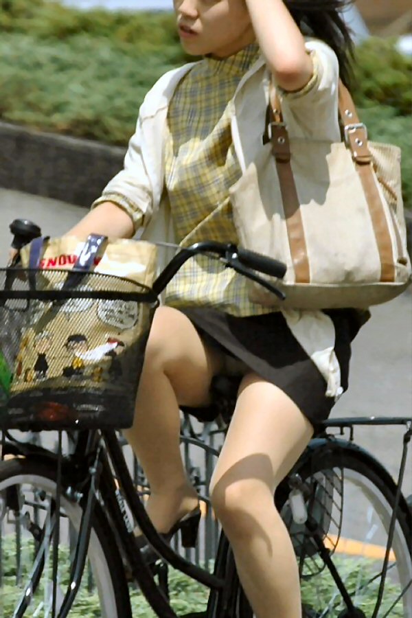 【自転車パンチラエロ画像】チャリに乗ってる女子校生やお姉さんが完全に油断してパンツがモロ見えｗｗｗ-10