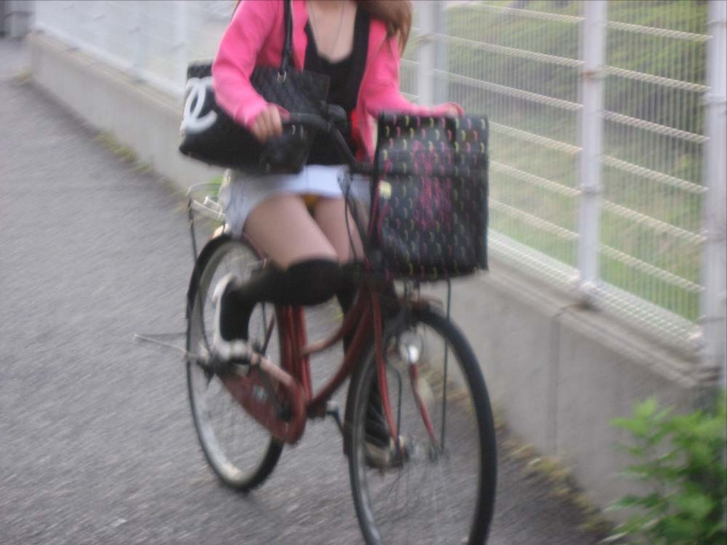 【自転車パンチラエロ画像】チャリに乗ってる女子校生やお姉さんが完全に油断してパンツがモロ見えｗｗｗ-17