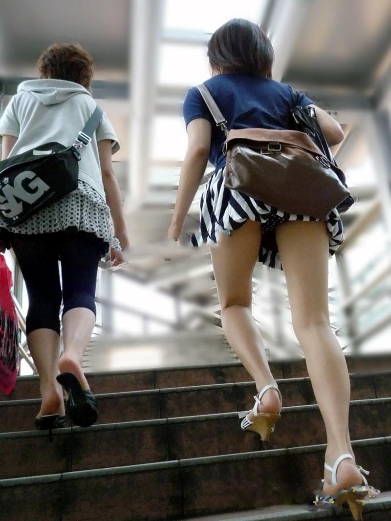 【階段パンチラエロ画像】ローアングルでミニスカ女子の下着を撮影…食い込みにワクワクするｗｗｗ-19