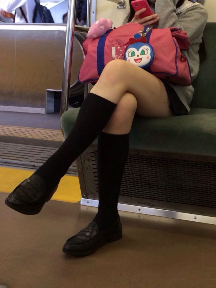 【JKエロ画像】ミニスカ制服で足組みする女子校生…下着が見えなくても太ももに興奮だぜｗｗｗ-07