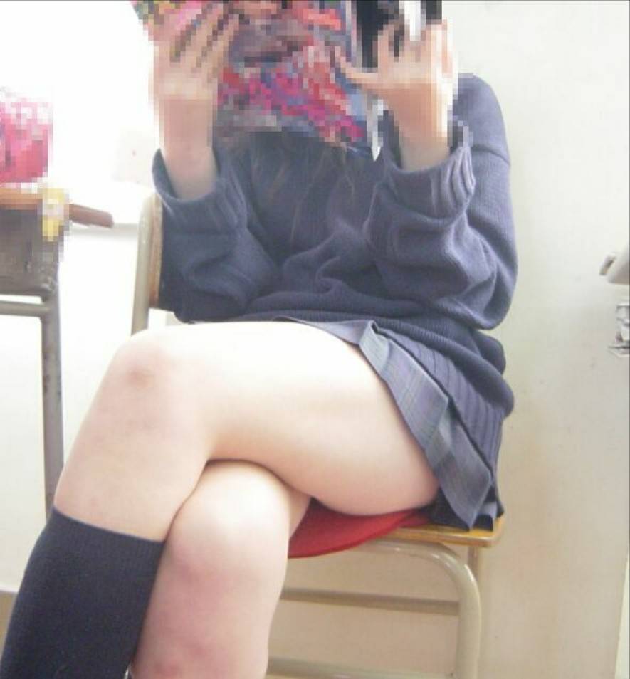 【JKエロ画像】ミニスカ制服で足組みする女子校生…下着が見えなくても太ももに興奮だぜｗｗｗ-13