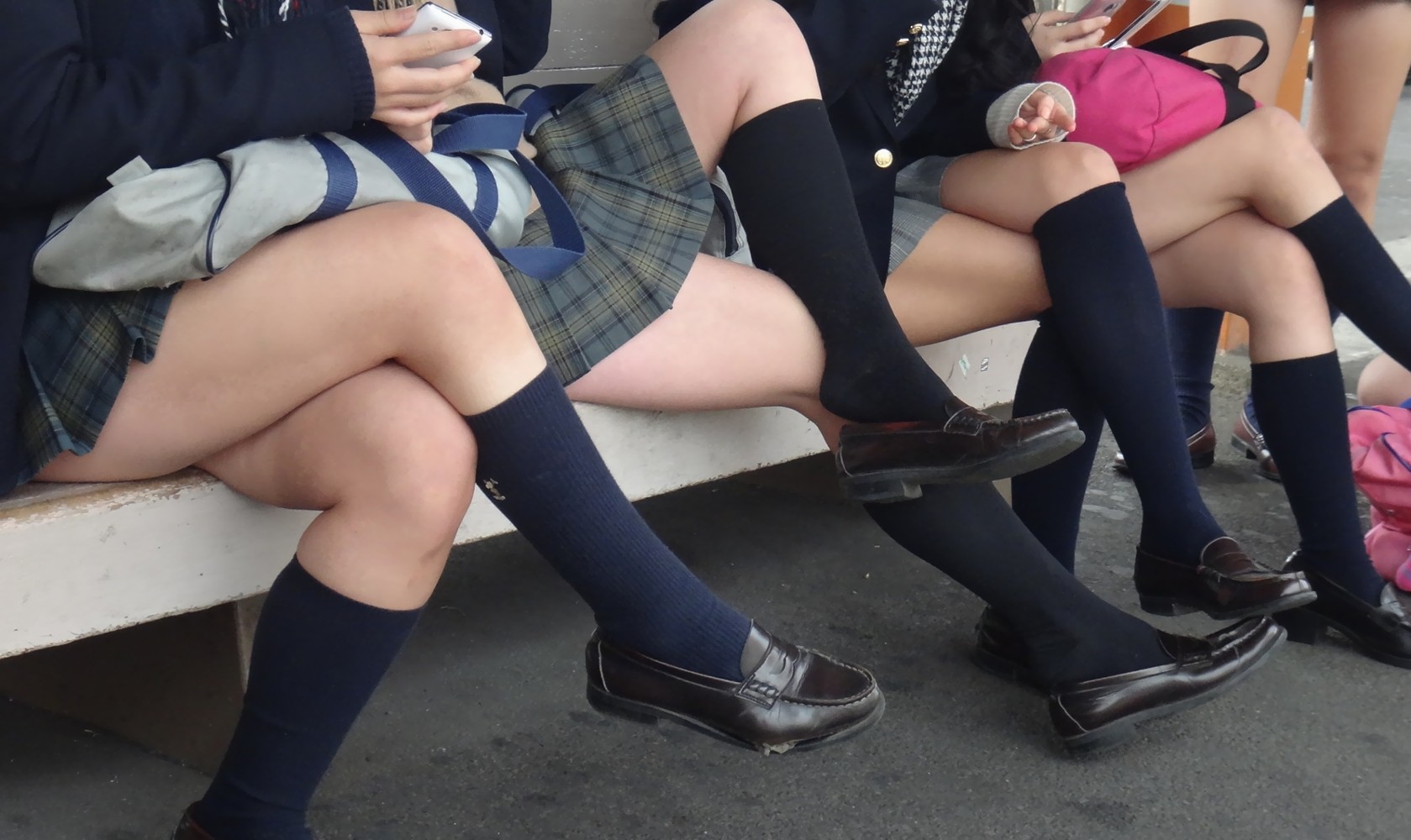 【JKエロ画像】ミニスカ制服で足組みする女子校生…下着が見えなくても太ももに興奮だぜｗｗｗ-16