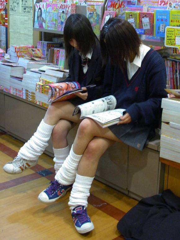 【JKエロ画像】ミニスカ制服で足組みする女子校生…下着が見えなくても太ももに興奮だぜｗｗｗ-19