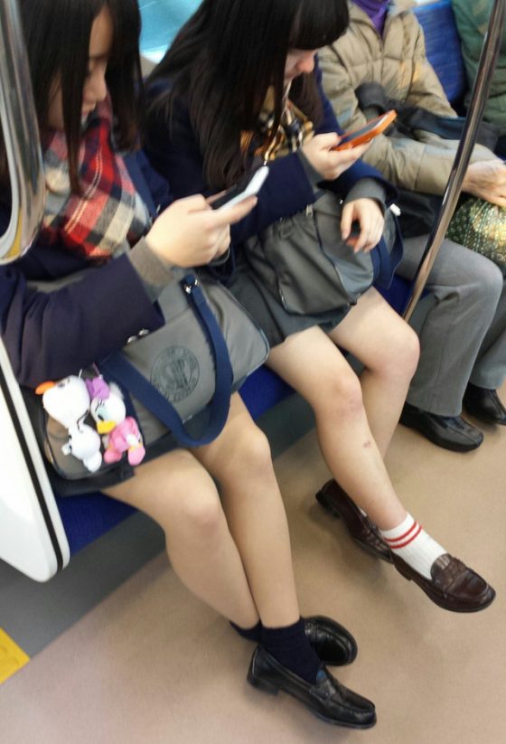【JK盗撮エロ画像】電車通学してるミニスカ制服の美脚を隠し撮り…生足下半身だけで十分抜けるなｗｗｗ-10