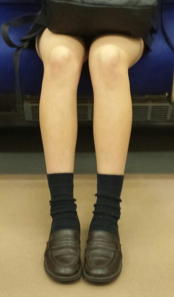 【JK盗撮エロ画像】電車通学してるミニスカ制服の美脚を隠し撮り…生足下半身だけで十分抜けるなｗｗｗ-12