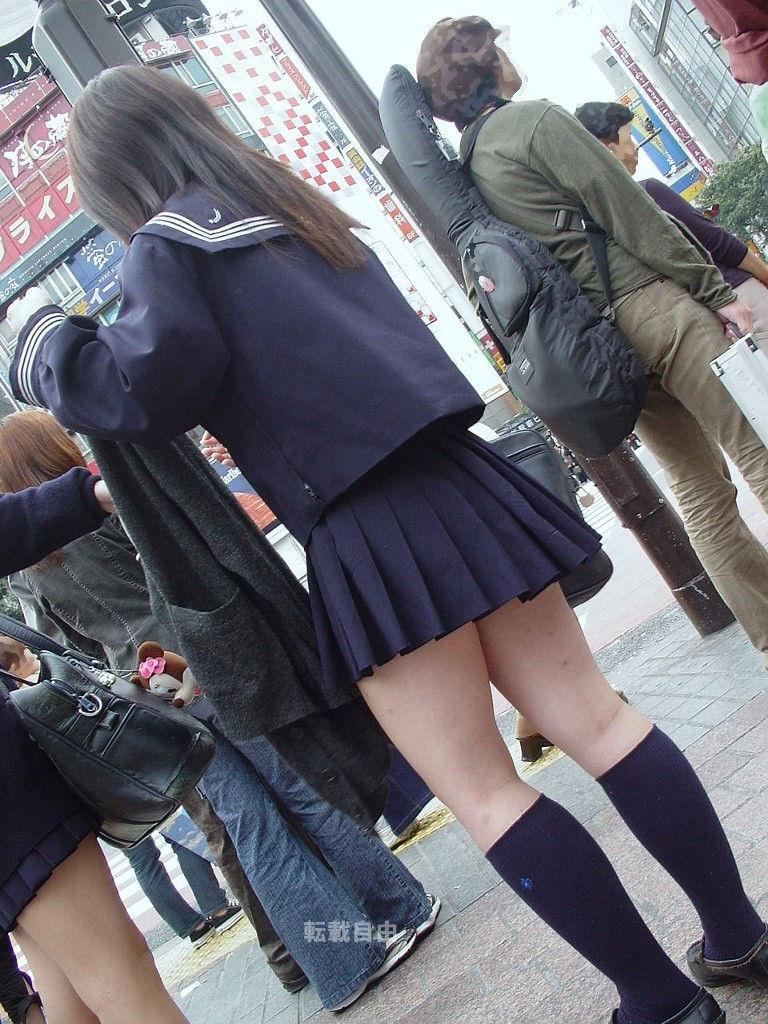 【JK美脚エロ画像】女子校生の短いスカートから覗く美脚に視線は釘付けとなるｗｗｗ-02
