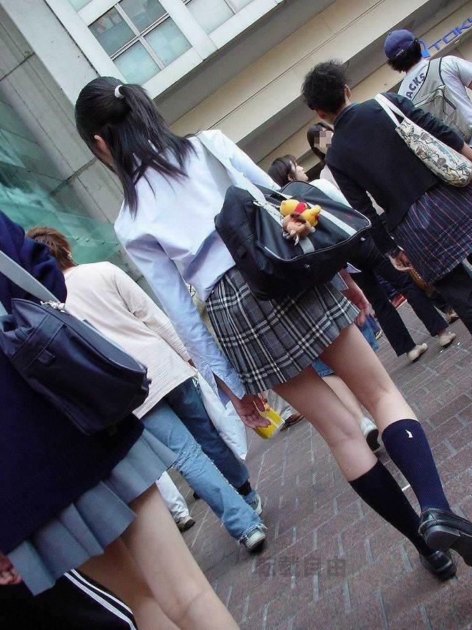 【JK美脚エロ画像】女子校生の短いスカートから覗く美脚に視線は釘付けとなるｗｗｗ-03