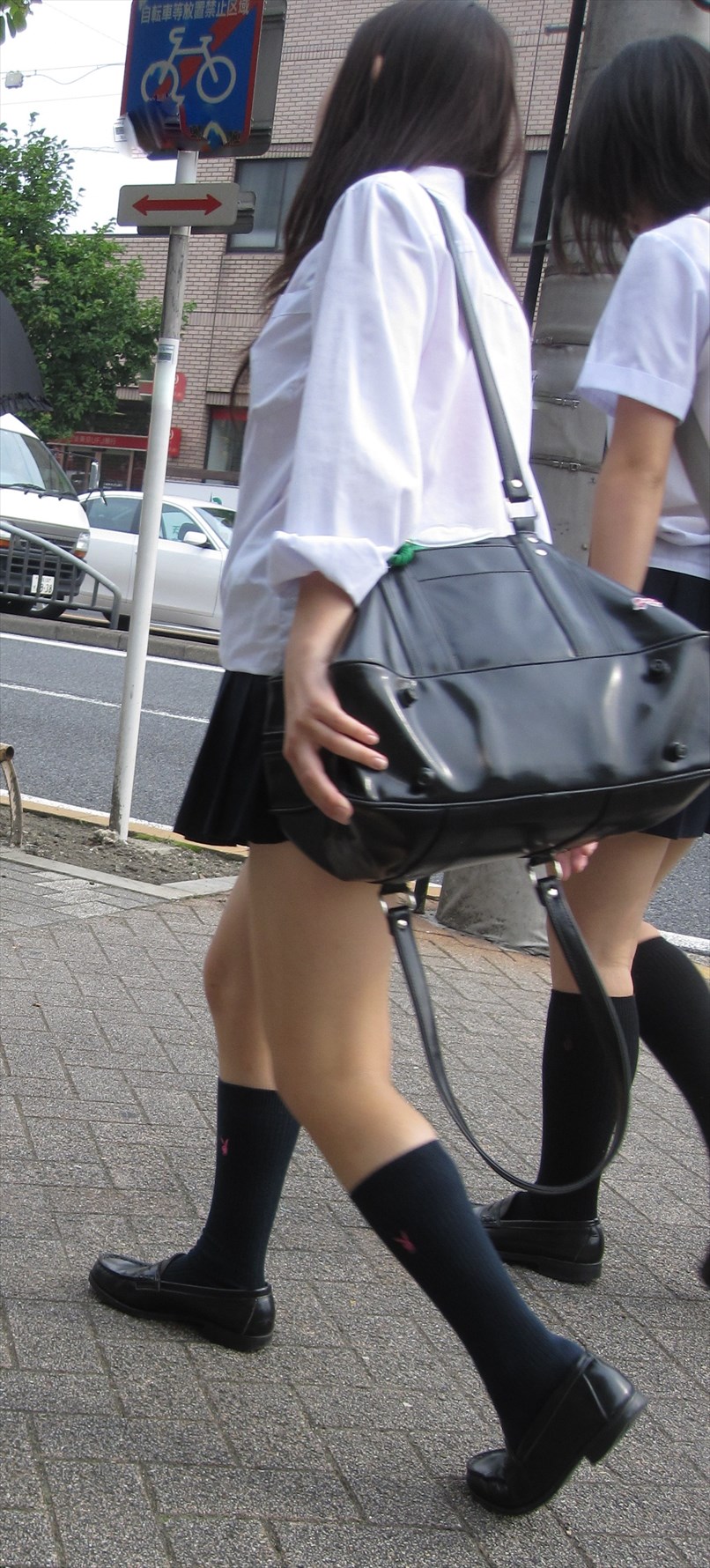 【JK美脚エロ画像】女子校生の短いスカートから覗く美脚に視線は釘付けとなるｗｗｗ-05