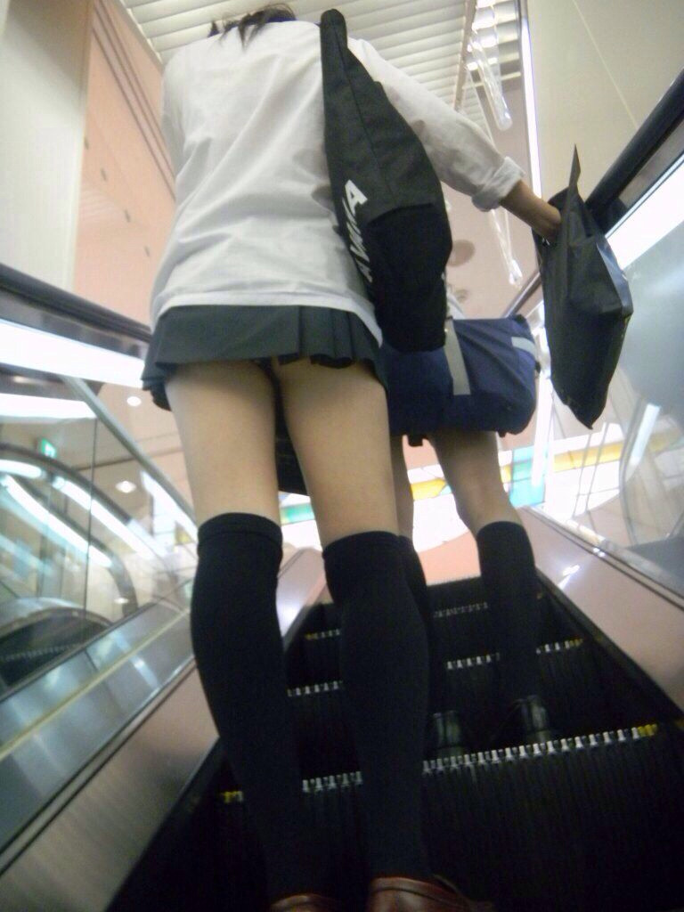 【JK美脚エロ画像】女子校生の短いスカートから覗く美脚に視線は釘付けとなるｗｗｗ-07