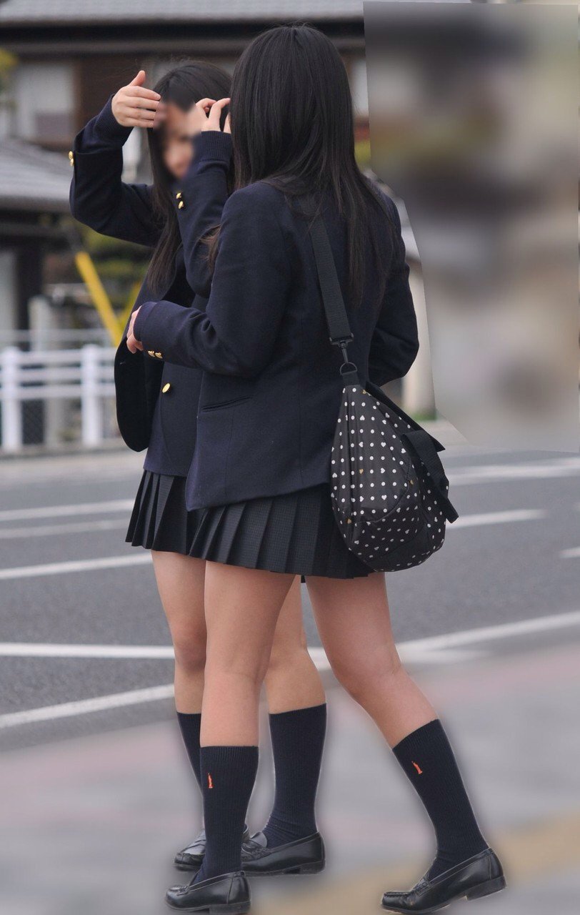【JK美脚エロ画像】女子校生の短いスカートから覗く美脚に視線は釘付けとなるｗｗｗ-09