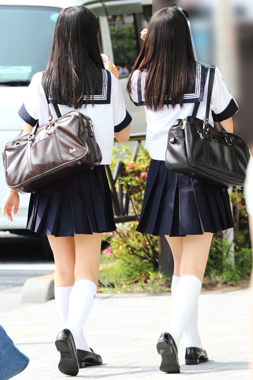 【JK美脚エロ画像】女子校生の短いスカートから覗く美脚に視線は釘付けとなるｗｗｗ-10