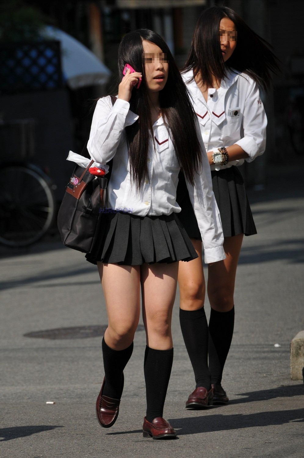 【JK美脚エロ画像】女子校生の短いスカートから覗く美脚に視線は釘付けとなるｗｗｗ-11