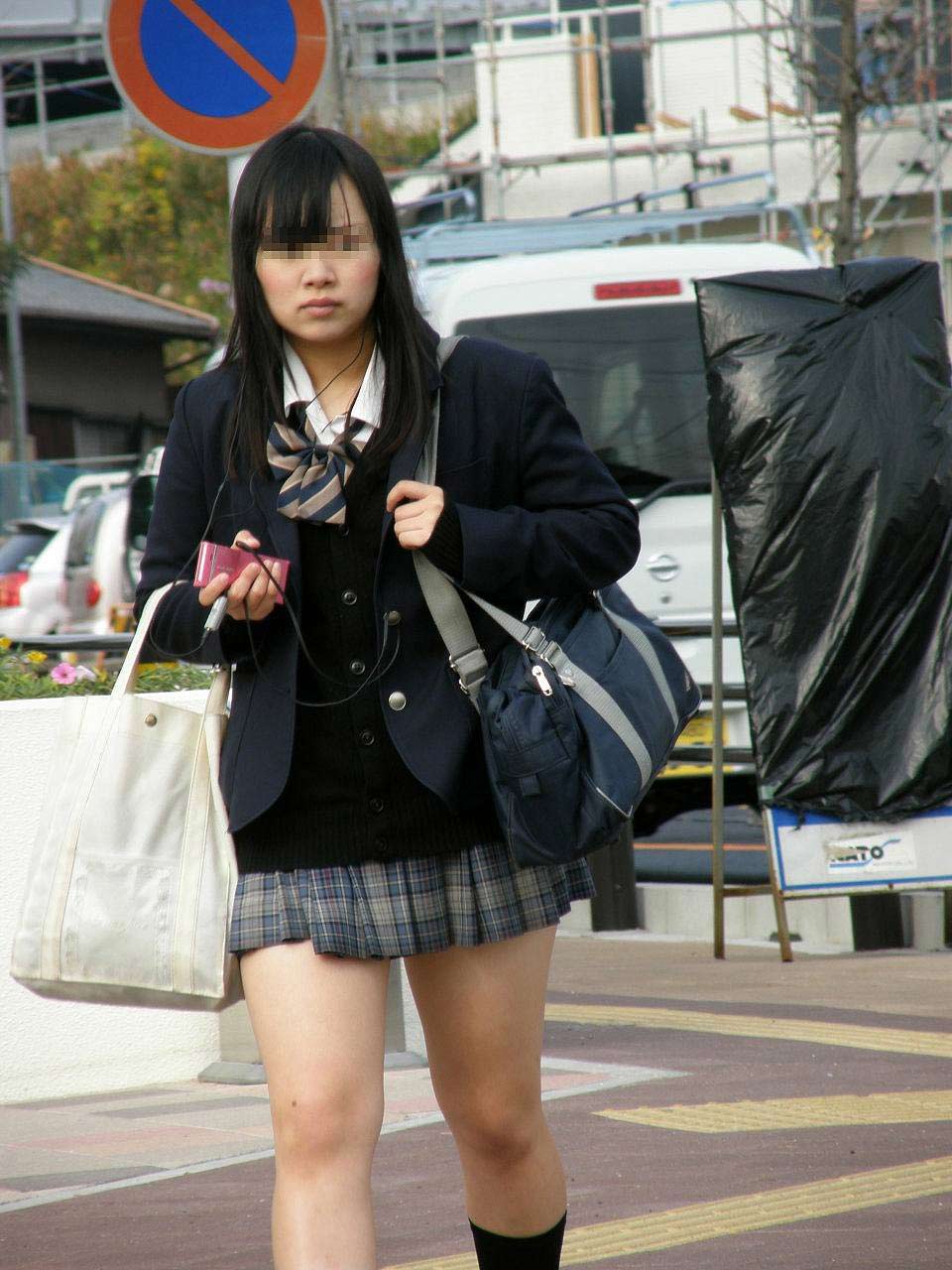【JK美脚エロ画像】女子校生の短いスカートから覗く美脚に視線は釘付けとなるｗｗｗ-13