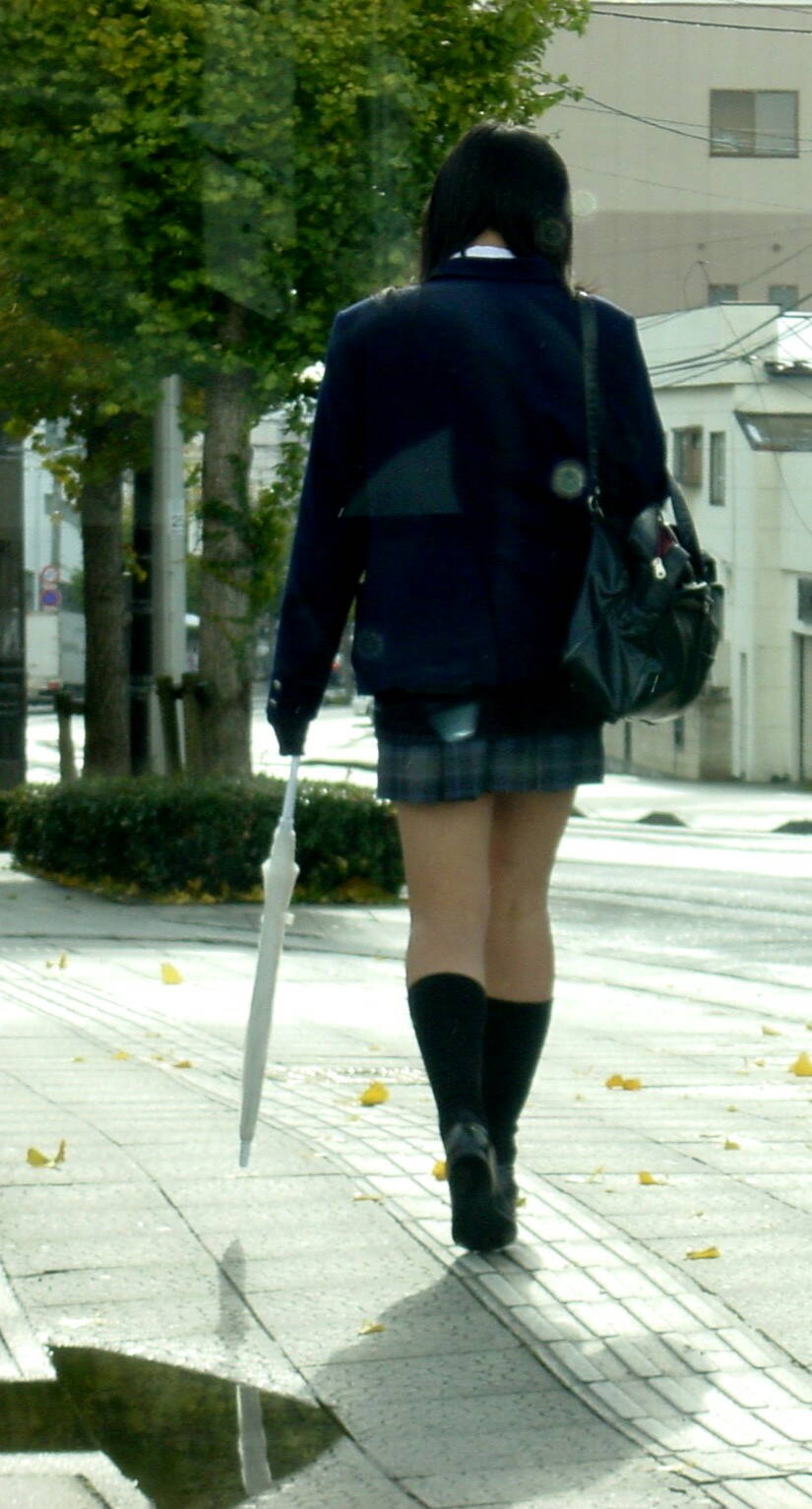 【JK美脚エロ画像】女子校生の短いスカートから覗く美脚に視線は釘付けとなるｗｗｗ-17