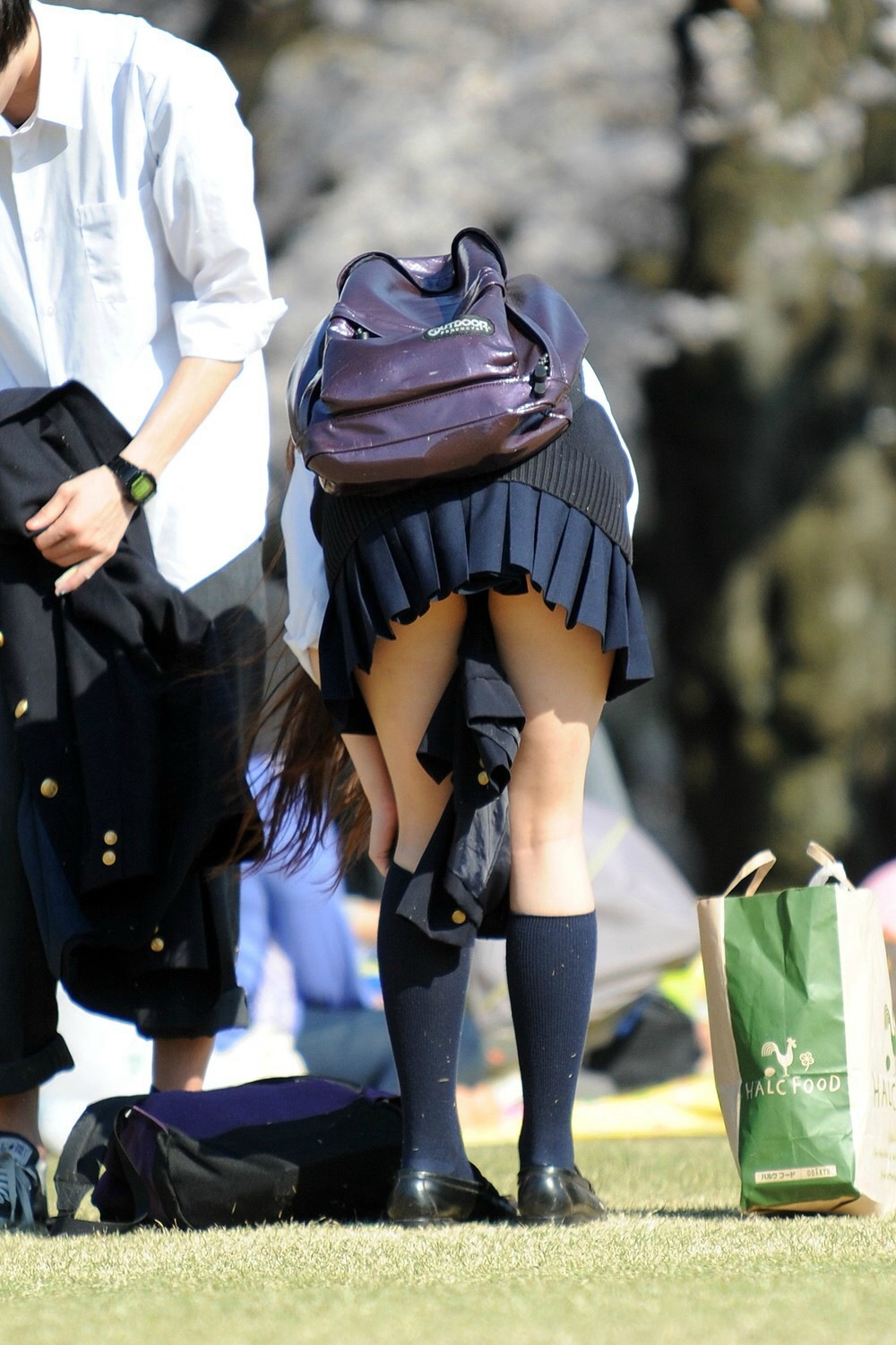 【JK美脚エロ画像】女子校生の短いスカートから覗く美脚に視線は釘付けとなるｗｗｗ-18