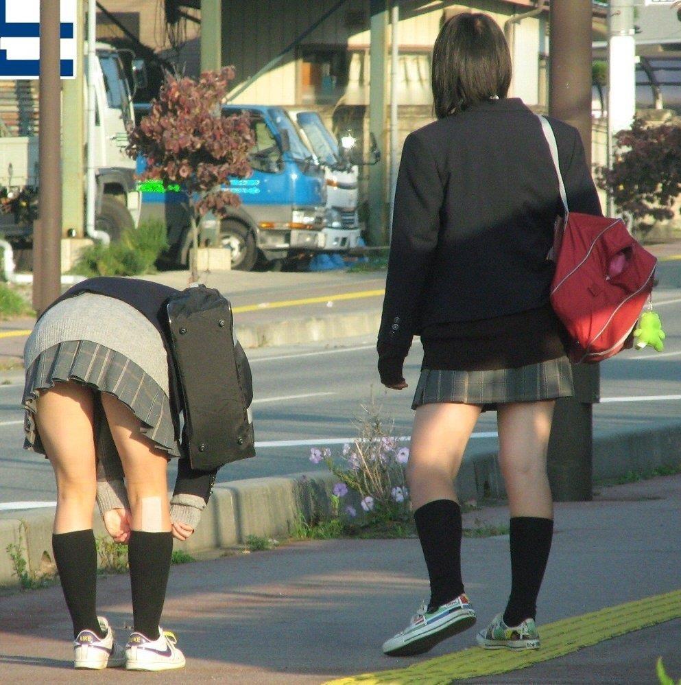 【JK美脚エロ画像】女子校生の短いスカートから覗く美脚に視線は釘付けとなるｗｗｗ-19