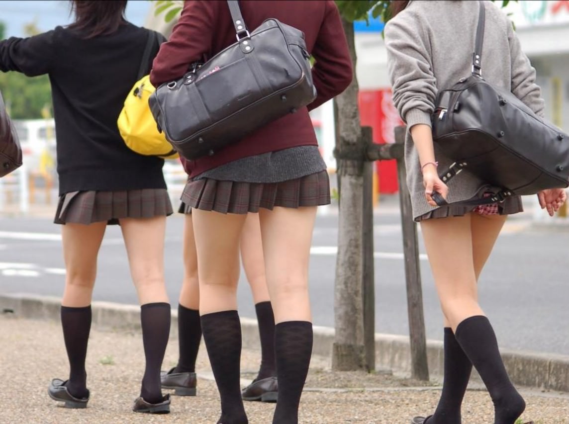 【JK美脚エロ画像】女子校生の短いスカートから覗く美脚に視線は釘付けとなるｗｗｗ