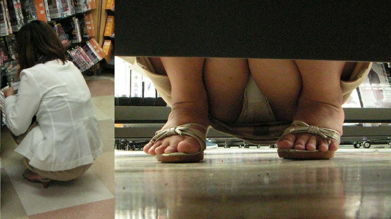 【パンチラエロ画像】店内でしゃがみ込むミニスカ女性を探して反対棚からパンツを盗撮ｗｗｗ-07