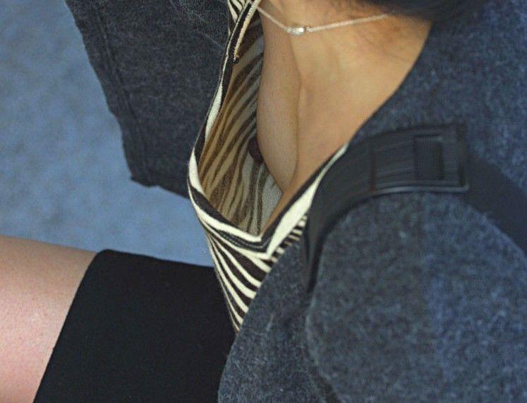 【胸チラエロ画像】素人女性たちの胸元がガバガバで完全に乳首・乳輪までモロ見えｗｗｗ-09