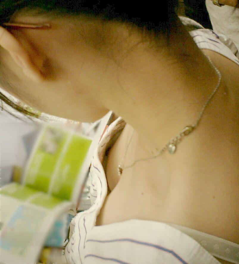 【胸チラエロ画像】素人女性たちの胸元がガバガバで完全に乳首・乳輪までモロ見えｗｗｗ-11