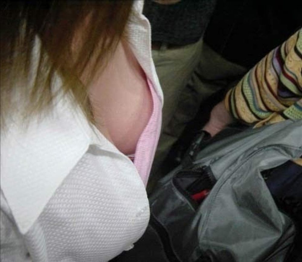 【胸チラエロ画像】素人女性たちの胸元がガバガバで完全に乳首・乳輪までモロ見えｗｗｗ-12