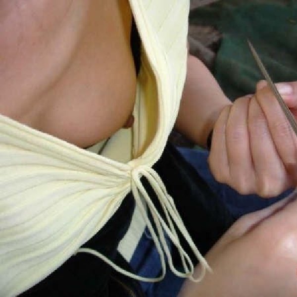 【胸チラエロ画像】素人女性たちの胸元がガバガバで完全に乳首・乳輪までモロ見えｗｗｗ-15