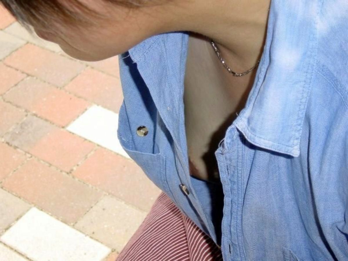 【胸チラエロ画像】素人女性たちの胸元がガバガバで完全に乳首・乳輪までモロ見えｗｗｗ-16