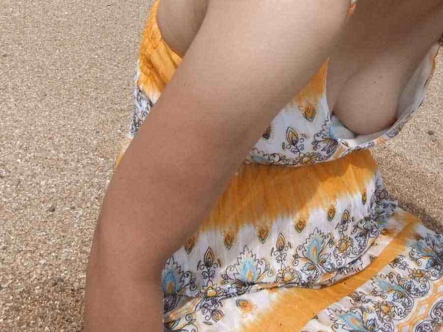 【胸チラエロ画像】素人女性たちの胸元がガバガバで完全に乳首・乳輪までモロ見えｗｗｗ-19