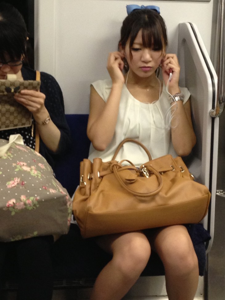 【電車内盗撮エロ画像】対面席から美脚お姉さんを眺めてると股間が異常にムラムラするｗｗｗ-01