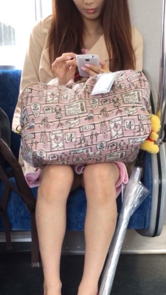 【電車内盗撮エロ画像】対面席から美脚お姉さんを眺めてると股間が異常にムラムラするｗｗｗ-02