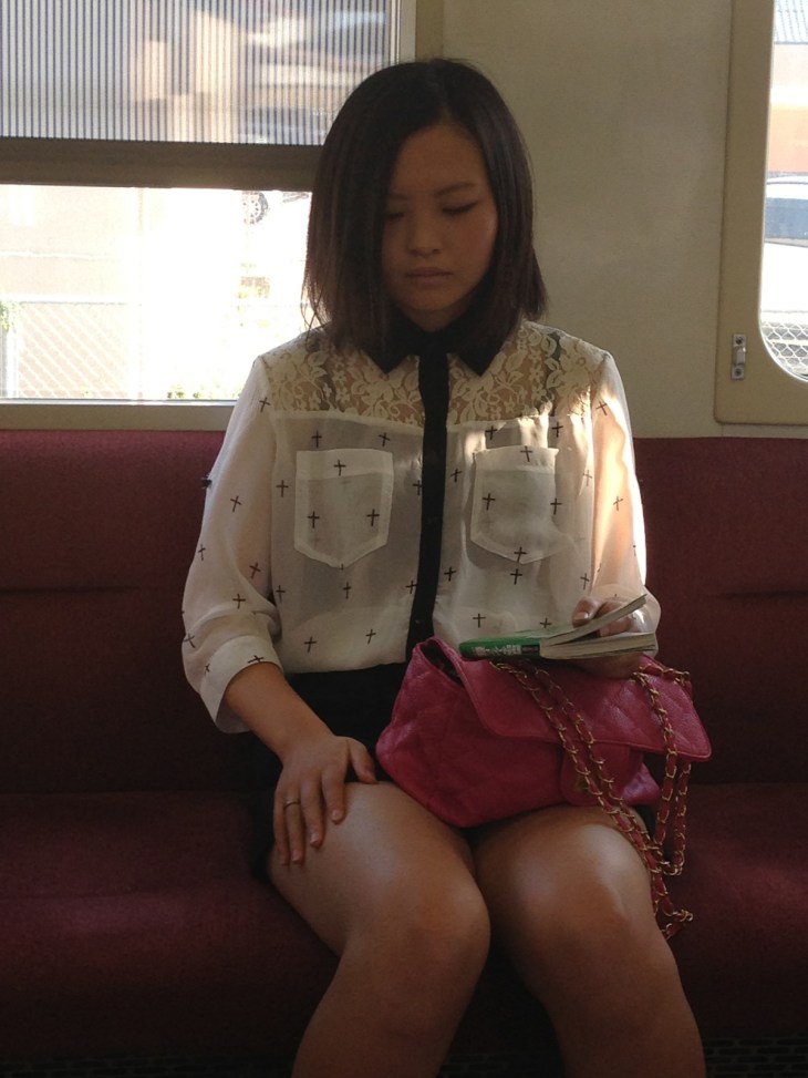 【電車内盗撮エロ画像】対面席から美脚お姉さんを眺めてると股間が異常にムラムラするｗｗｗ-06