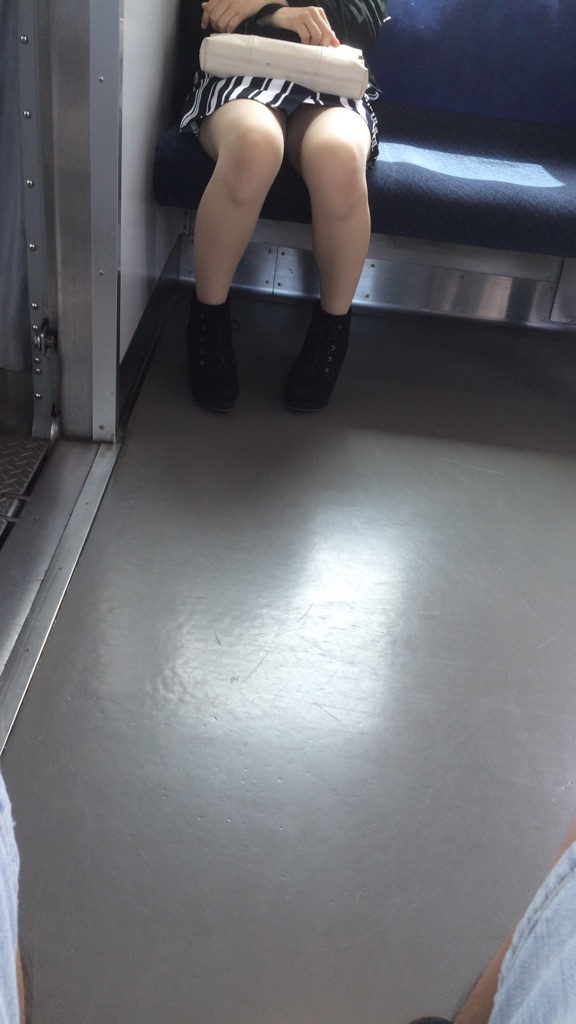 【電車内盗撮エロ画像】対面席から美脚お姉さんを眺めてると股間が異常にムラムラするｗｗｗ-14