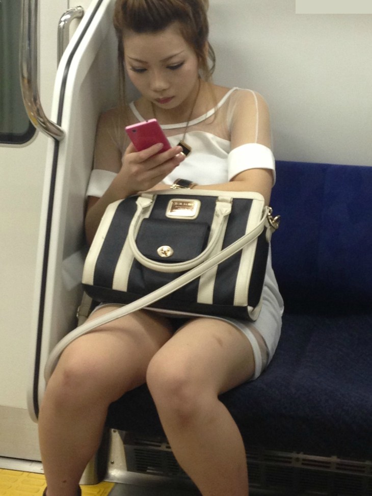 【電車内盗撮エロ画像】対面席から美脚お姉さんを眺めてると股間が異常にムラムラするｗｗｗ-18