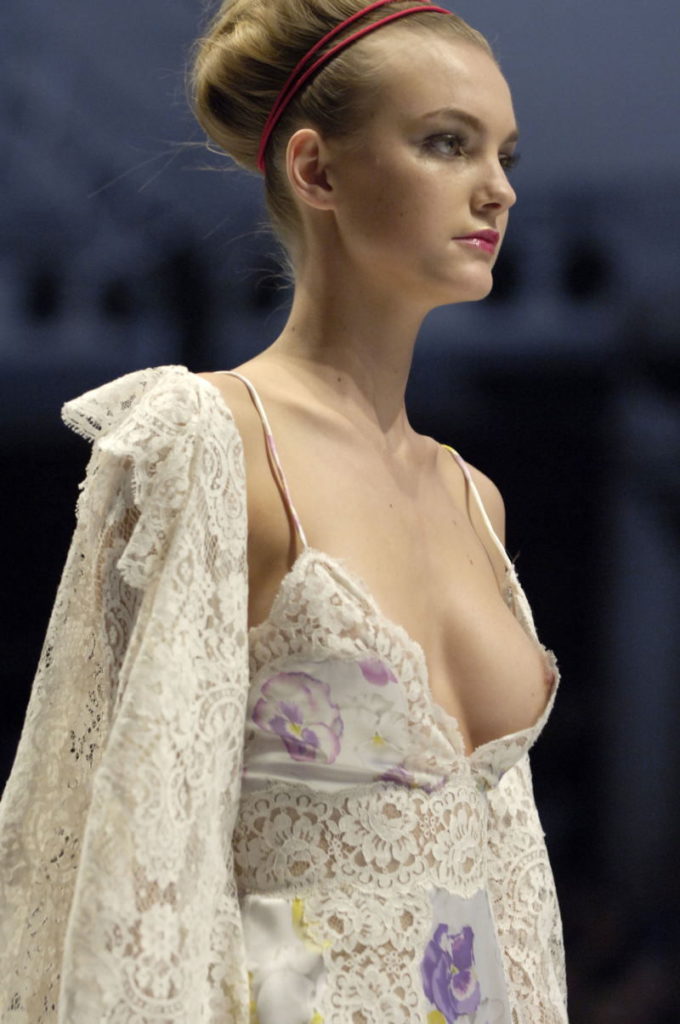 【海外エロ画像】ファッションショーで美女モデル達がオッパイの撮影に挑んでるｗｗｗ-17