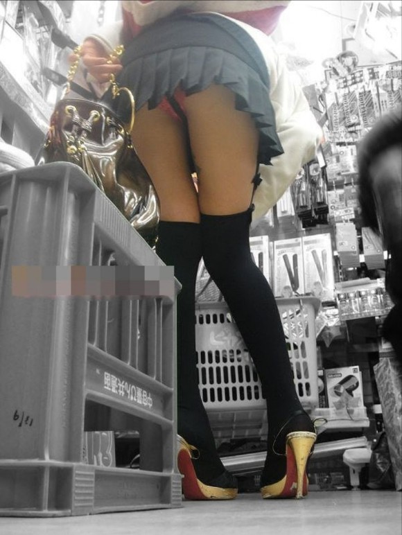 【逆さ撮り盗撮エロ画像】買い物中のミニスカ女子は狙い目…生パンツをバッチリ撮影ｗｗｗ-13