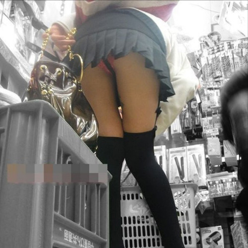 【逆さ撮り盗撮エロ画像】買い物中のミニスカ女子は狙い目…生パンツをバッチリ撮影ｗｗｗ