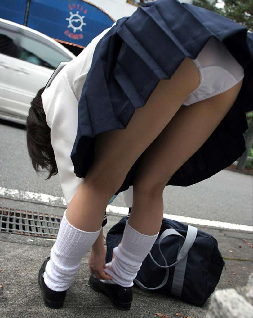 【JKパンチラエロ画像】年頃の若い女の子のパンツを拝めるなんてラッキー過ぎるなｗｗｗ-11