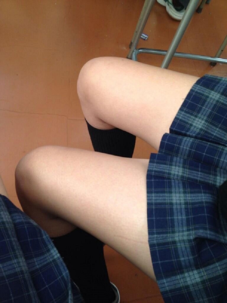 【JK太ももエロ画像】透明感のある艶々の肌が綺麗な女子校生の生脚に癒されちゃういｗｗｗ-01