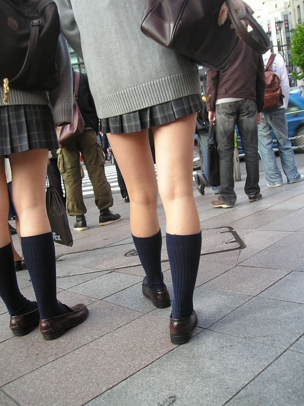 【JK街撮りエロ画像】制服姿の女子校生がスカートから艶めかしい美脚を惜しみなく露出してるｗｗｗ-03