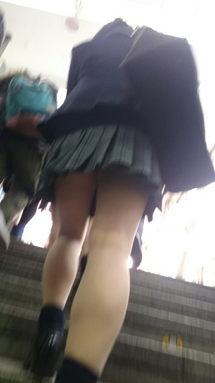 【JK街撮りエロ画像】制服姿の女子校生がスカートから艶めかしい美脚を惜しみなく露出してるｗｗｗ-05