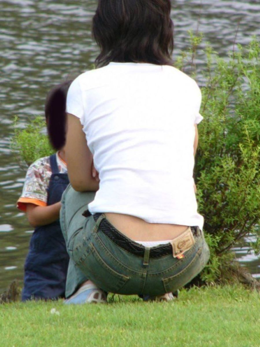 【人妻ローライズエロ画像】美人奥さんの腰から見えるパンツに男は心奪われ見入ってしまうｗｗｗ-15