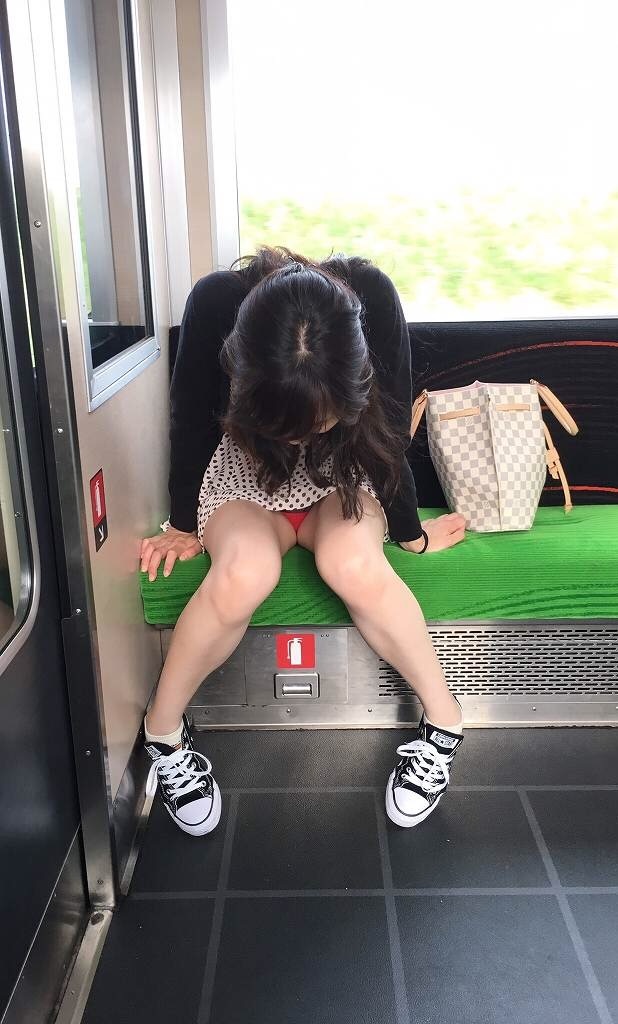 【電車内パンチラエロ画像】無警戒で座ってる素人女子のミニスカの中を激撮…真正面で絶景アングルｗｗｗ-13