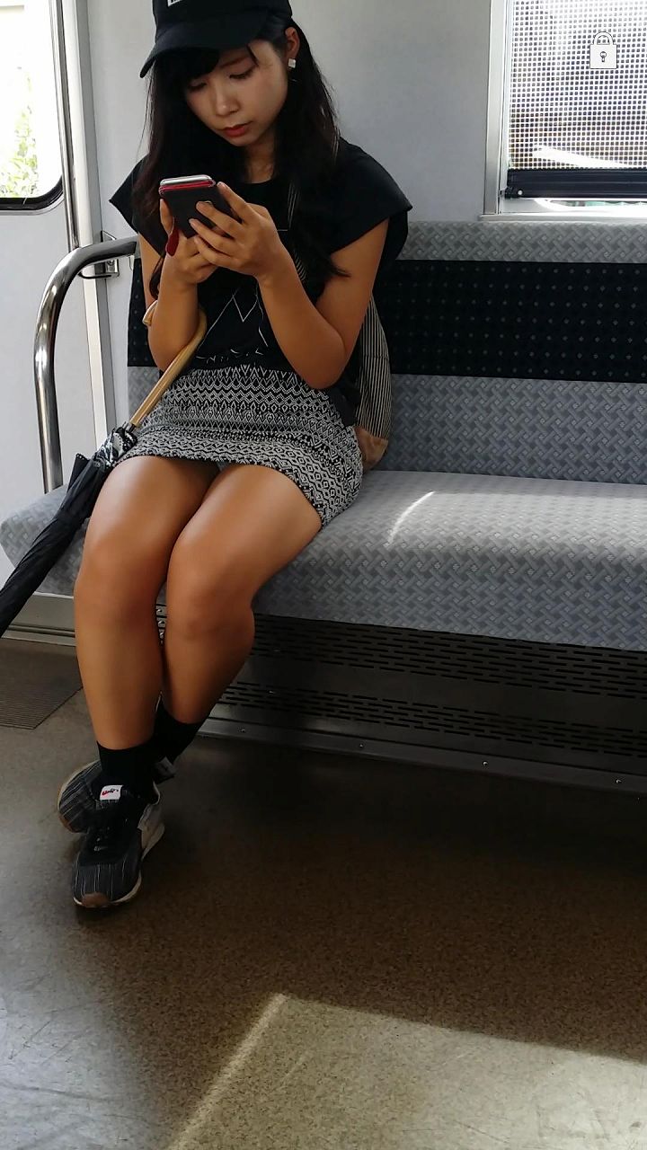 【電車内パンチラエロ画像】無警戒で座ってる素人女子のミニスカの中を激撮…真正面で絶景アングルｗｗｗ-16