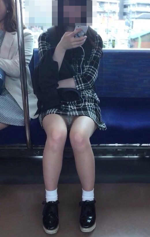 【電車内パンチラエロ画像】無警戒で座ってる素人女子のミニスカの中を激撮…真正面で絶景アングルｗｗｗ-18