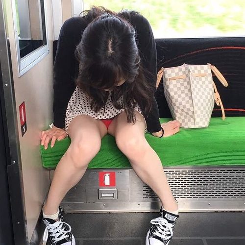 【電車内パンチラエロ画像】無警戒で座ってる素人女子のミニスカの中を激撮…真正面で絶景アングルｗｗｗ