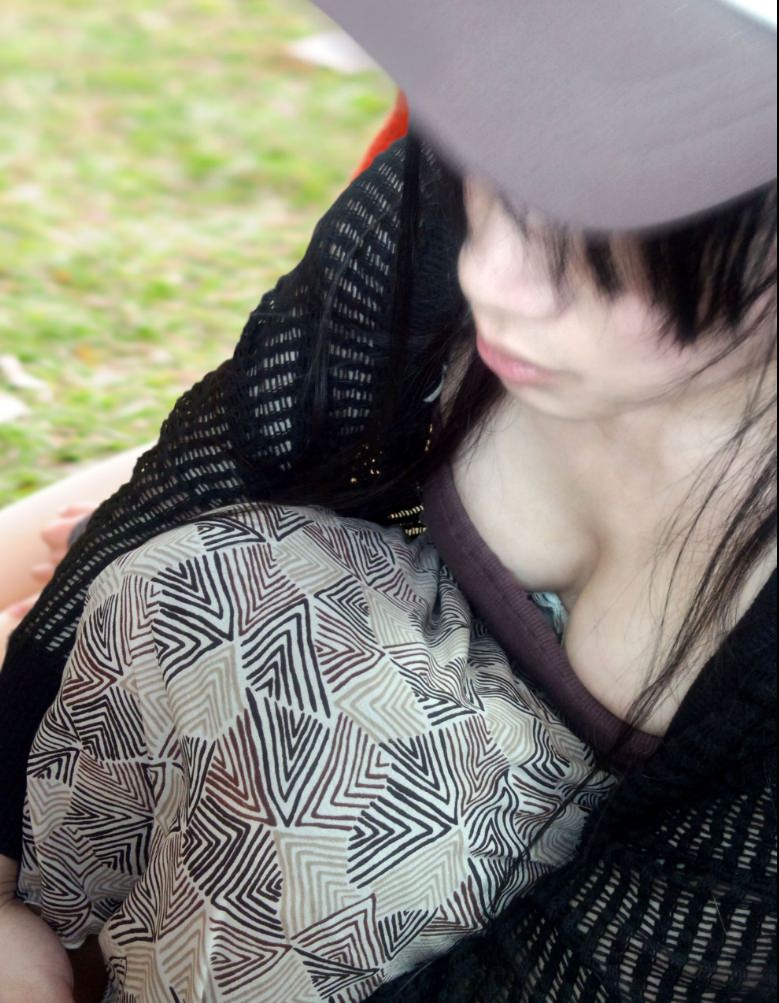 【胸チラエロ画像】可愛い素人娘の胸元をこっそり撮影…貧乳から巨乳の谷間に興奮しちゃうｗｗｗ-09